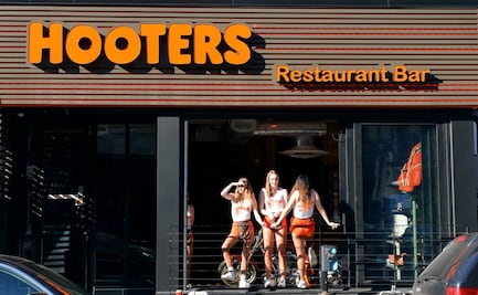 Mesera de Hooters paga estudios universitarios sin deudas gracias a concurso