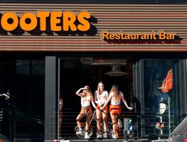 Mesera de Hooters paga estudios universitarios sin deudas gracias a concurso