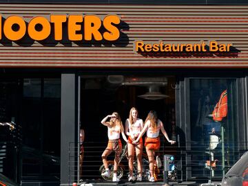 Mesera de Hooters paga estudios universitarios sin deudas gracias a concurso