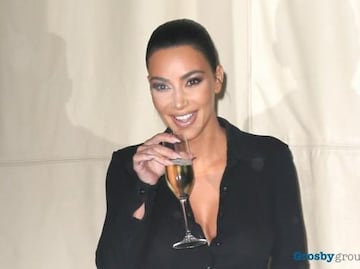 Kim Kardashian impacta con microfalda plateada en Nueva York
