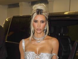 Kim Kardashian delinea su diminuta cintura con ajustado vestido de corsé en Milán