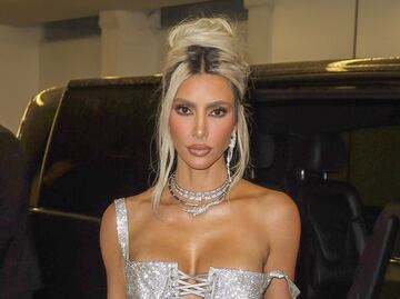 Kim Kardashian delinea su diminuta cintura con ajustado vestido de corsé en Milán