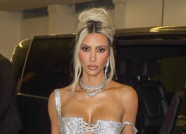 Kim Kardashian delinea su diminuta cintura con ajustado vestido de corsé en Milán