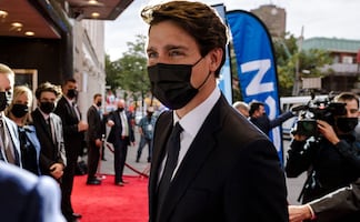 Lanzan piedras a Justin Trudeau durante acto de campaña (video)