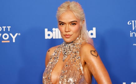 ¡Latina foreva! Karol G desfila en lencería roja como ‘ángel’ de Victoria’s Secret