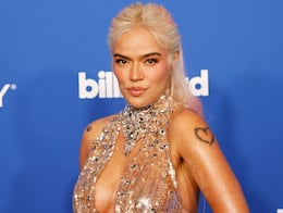 ¡Latina foreva! Karol G desfila en lencería roja como ‘ángel’ de Victoria’s Secret