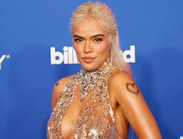 Karol G conquista la gala de Women in Music con lujoso vestido de escote infinito