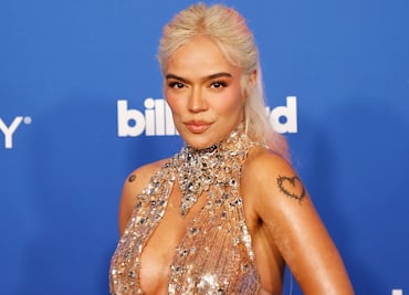 ¡Latina foreva! Karol G desfila en lencería roja como ‘ángel’ de Victoria’s Secret