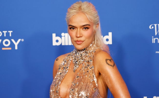 ¡Latina foreva! Karol G desfila en lencería roja como ‘ángel’ de Victoria’s Secret
