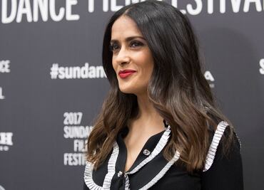 Salma Hayek deslumbra al posar con ajustado atuendo negro