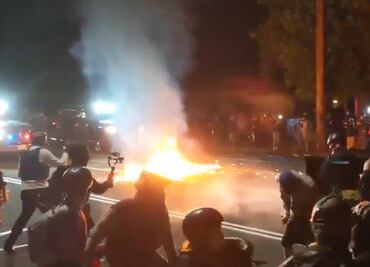 Fuego alcanza a hombre durante protestas en Portland