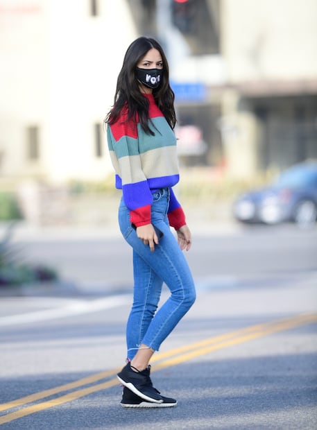 Eiza González delinea su silueta esbelta con jeans ajustados en LA