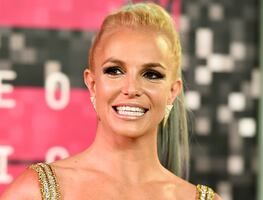 Britney Spears derrocha belleza al natural, con bikini blanco en Las Vegas