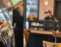 Guardia de seguridad abofetea a mujer en Taco Bell de Los Ángeles y video causa indignación