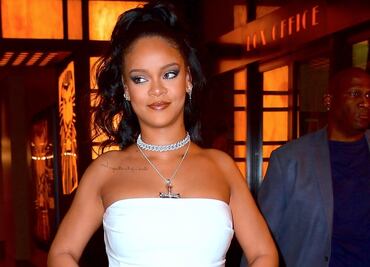 Rihanna cautiva con vestido blanco strapless en Instagram