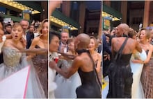 Caos en la alfombra roja: Ariana Grande es acorralada por un fan y Cynthia Erivo salta a defenderla. VIRAL