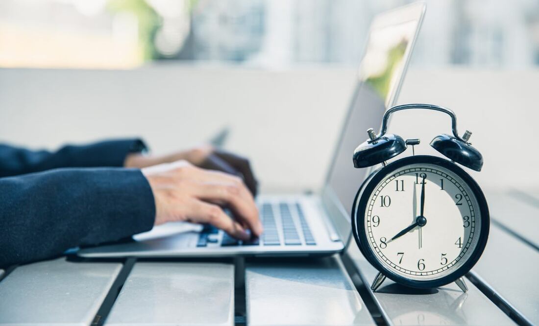 La reducción de a jornada laboral a 40 horas semanales en México se discutirá en septiembre. Foto: iStock / coffeekai