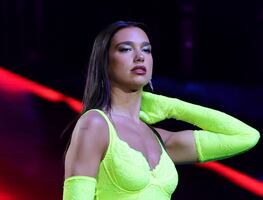 La selfie en top traslúcido con la que Dua Lipa conquistó Instagram