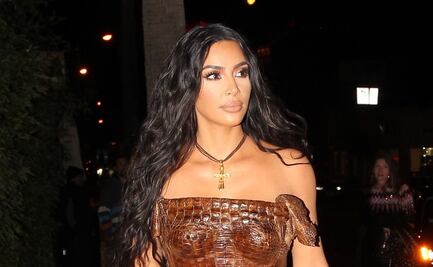 Kim Kardashian se luce con diminuto bikini nude en cancha de tenis
