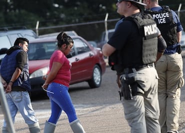 Detienen a 680 personas en redada en Mississippi