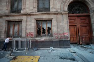 Normalistas de Ayotzinapa derriban puerta de Palacio Nacional; AMLO denuncia 'plan de provocación'. VIDEO