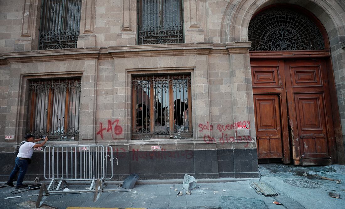 Normalistas de Ayotzinapa derriban puerta de Palacio Nacional; AMLO denuncia 'plan de provocación'. VIDEO. EFE/ Isaac Esquivel