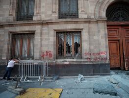 Normalistas de Ayotzinapa derriban puerta de Palacio Nacional; AMLO denuncia 'plan de provocación'. VIDEO