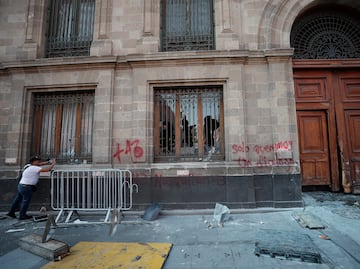 Normalistas de Ayotzinapa derriban puerta de Palacio Nacional; AMLO denuncia 'plan de provocación'. VIDEO