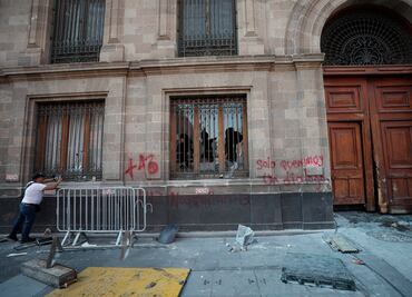 Normalistas de Ayotzinapa derriban puerta de Palacio Nacional; AMLO denuncia 'plan de provocación'. VIDEO