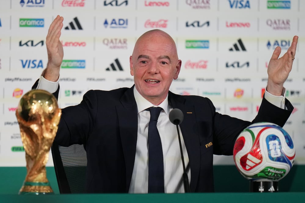 Infantino se rinde ante el Estadio Azteca: “Está bendito por los dioses del futbol”. (AP Photo/Eduardo Verdugo)