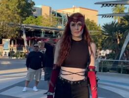 Obligan a turista a cambiar atuendo por usar disfraz de Scarlet Witch en Disneyland