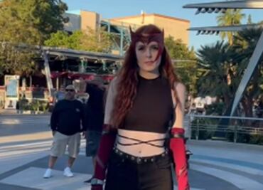 Obligan a turista a cambiar atuendo por usar disfraz de Scarlet Witch en Disneyland