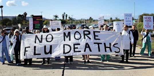 Impiden a médicos vacunar contra la gripe a niños migrantes