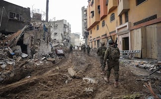 Netanyahu asegura a familiares de rehenes que Israel está negociando para liberarlos