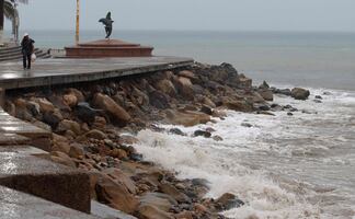 Lidia toca tierra como poderoso huracán categoría 4 en Jalisco, México