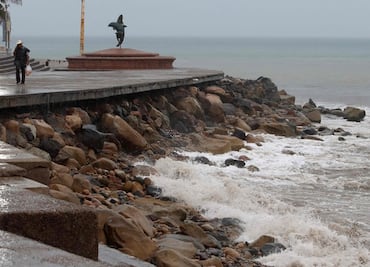 Lidia toca tierra como poderoso huracán categoría 4 en Jalisco, México