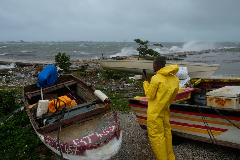 El Caribe se recupera tras el devastador huracán Melissa, que se dirige a las Bermudas. Foto: AP