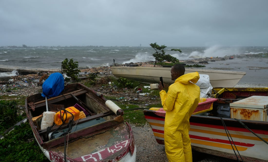 El Caribe se recupera tras el devastador huracán Melissa, que se dirige a las Bermudas. Foto: AP