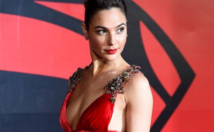 Gal Gadot prueba tacos e impacta con atuendo rojo en Instagram