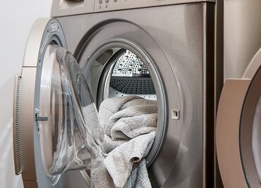 Familia encuentra una serpiente en su secadora que ensuciaba la ropa