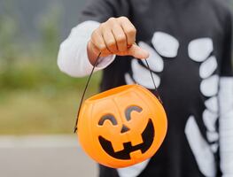 Hombre apunta con arma a niño que dejó dulces en su casa durante festejo de Halloween en EU