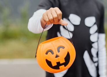Hombre apunta con arma a niño que dejó dulces en su casa durante festejo de Halloween en EU