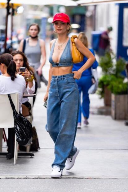 Emily Ratajkowski 'roba miradas' en la NBA con lujoso y diminuto top 