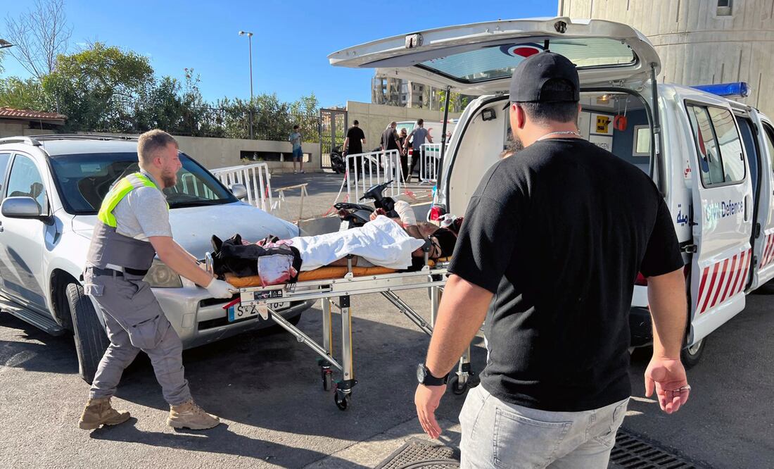 Al menos 8 muertos y más de 2 mil heridos por explosiones de buscapersonas en el Líbano. ¿Qué son los 'mensáfonos'? (Foto AP/Hussein Malla)