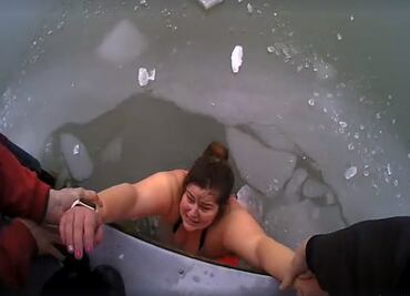 Video. El dramático rescate de una mujer dentro de lago congelado de EU