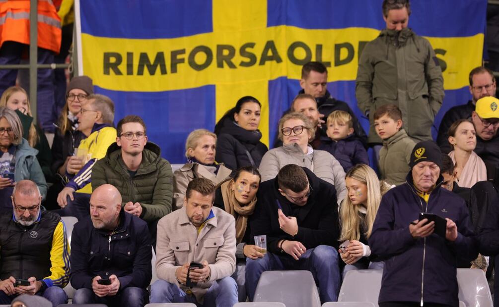 Aficionados de Suecia en el estadio Rey Balduino, en Bruselas. Foto: EFE/EPA/OLIVIER MATTHYS