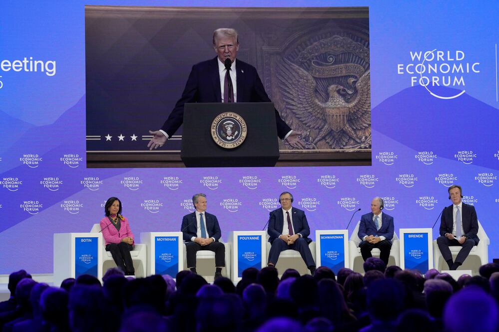 Trump en Davos: "Fabriquen en Estados Unidos o paguen aranceles". (AP Photo/Markus Schreiber)