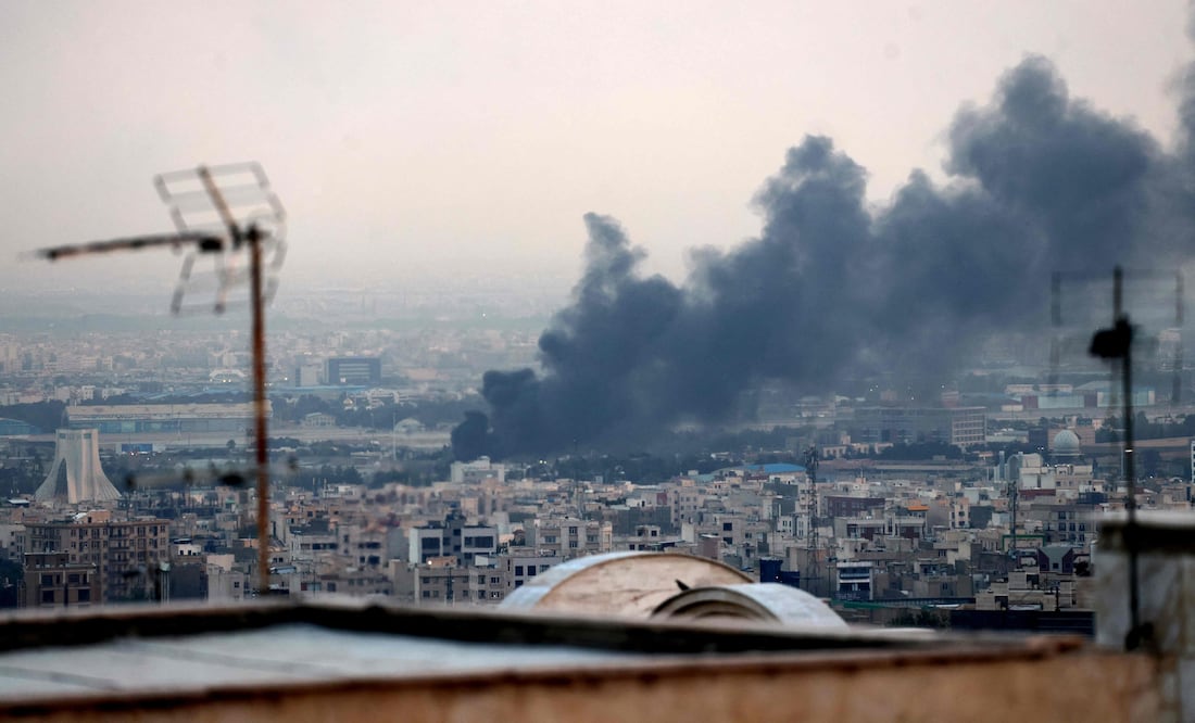 Israel bloquea su espacio aéreo tras ataque conjunto de EU a Irán (Photo by ATTA KENARE / AFP)
