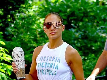 Jennifer Lopez luce silueta con leggings metálicos por Nueva York