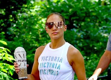 Jennifer Lopez luce silueta con leggings metálicos por Nueva York